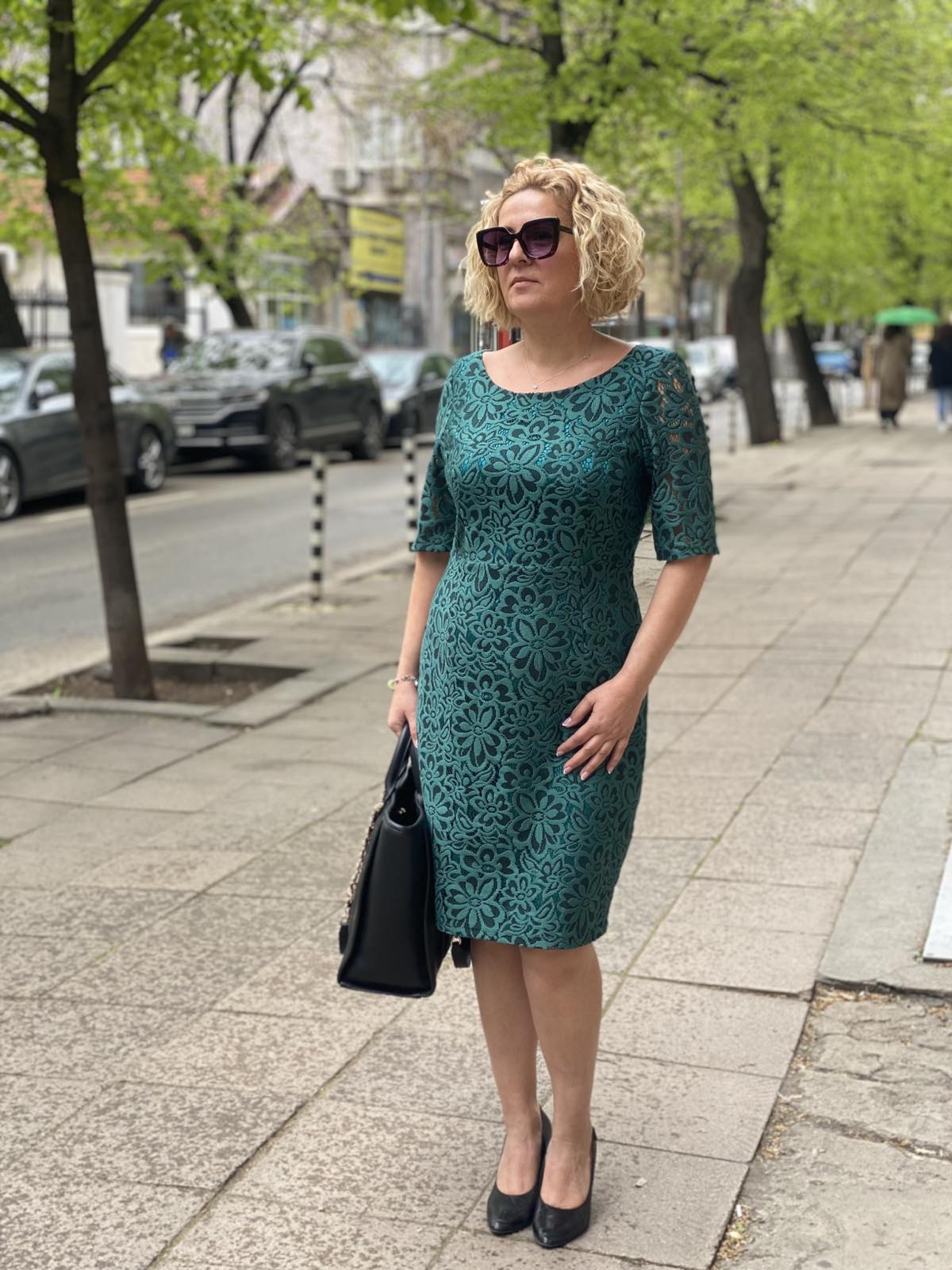 Елегантна рокля от дантела Emerald Grace