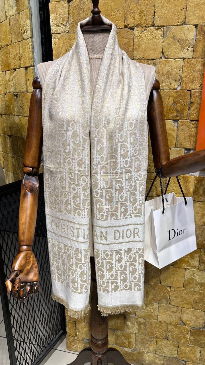 Луксозен шал Christian Dior