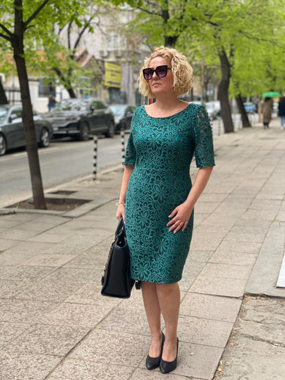 Елегантна рокля от дантела Emerald Grace
