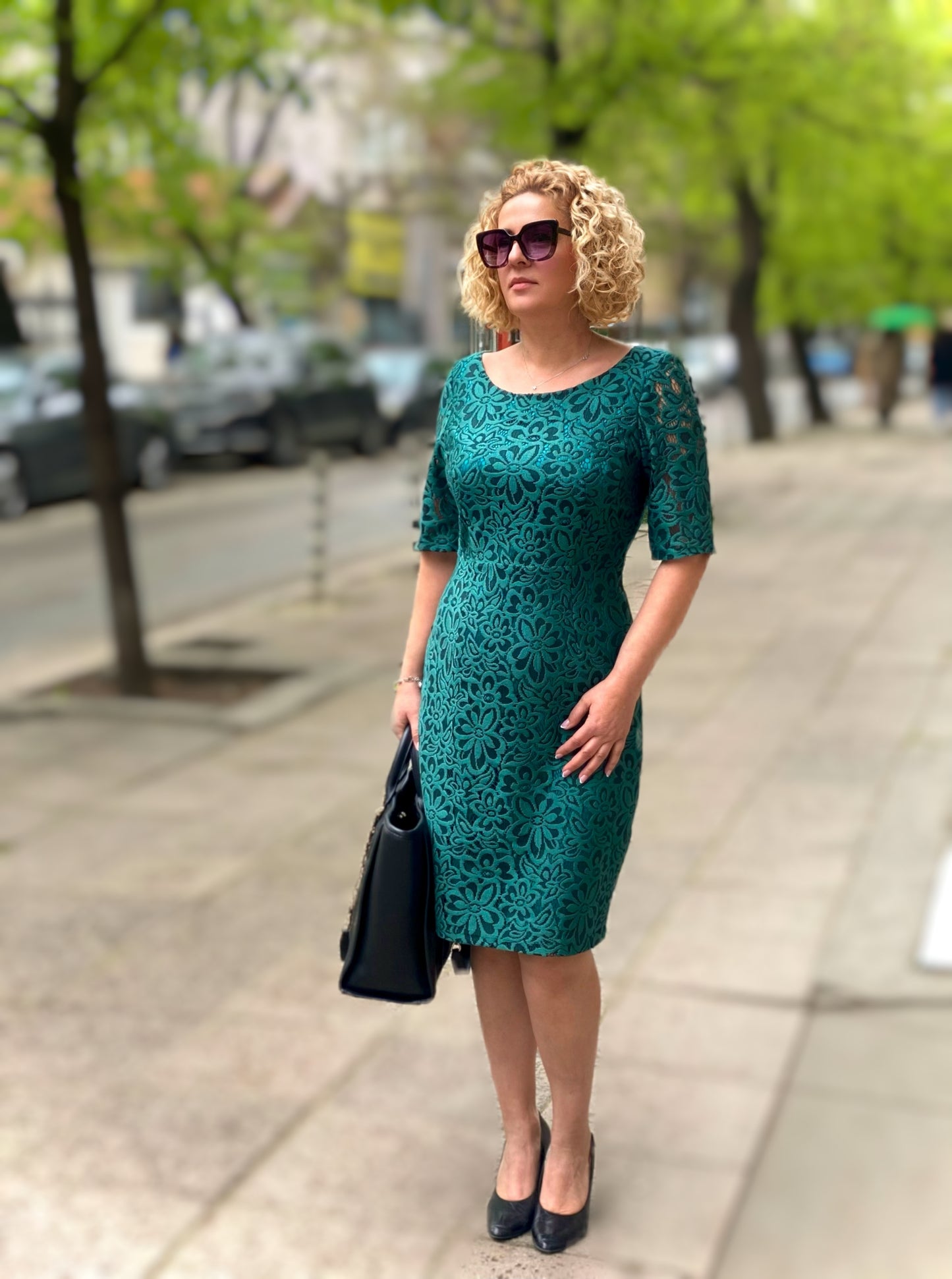 Елегантна рокля от дантела Emerald Grace