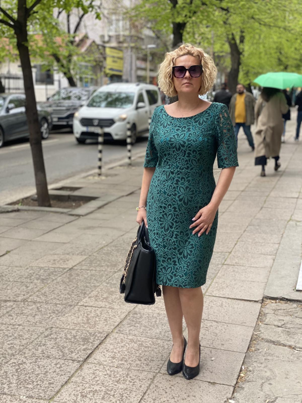 Елегантна рокля от дантела Emerald Grace