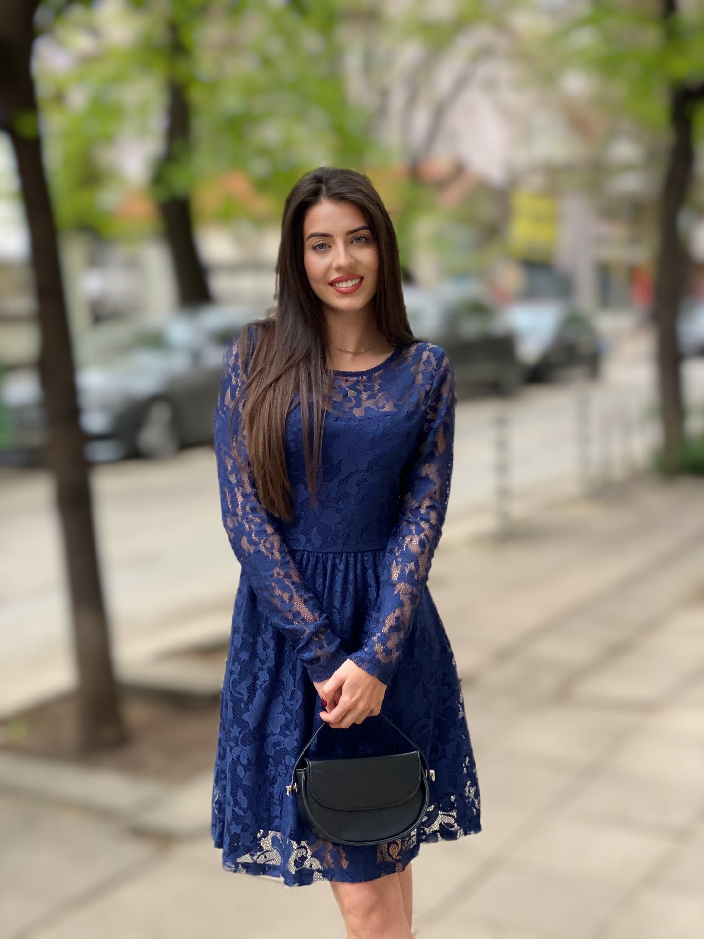 Синя рокля с дантелени ръкави и елегантно деколте Blue Grace