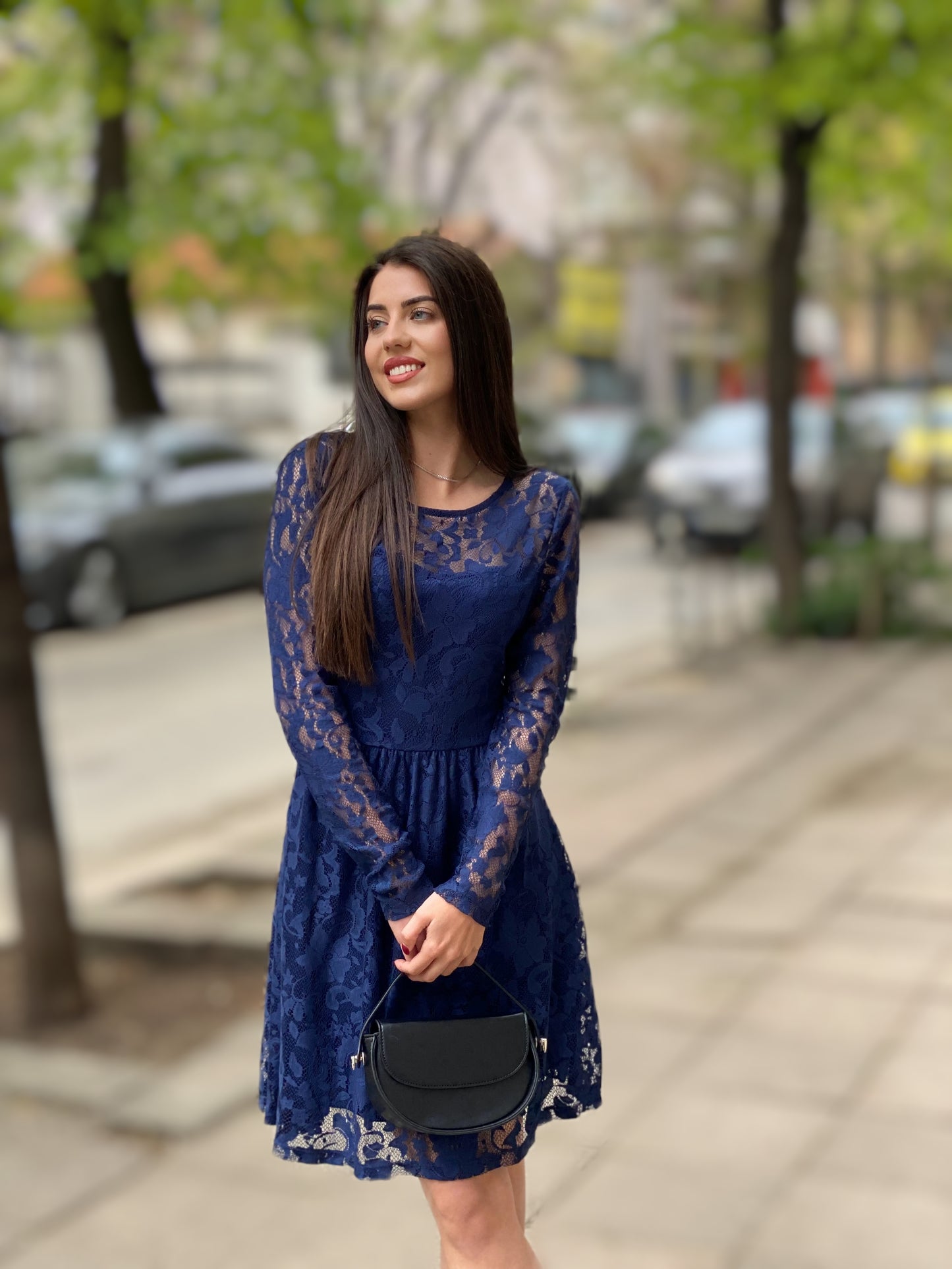 Синя рокля с дантелени ръкави и елегантно деколте Blue Grace