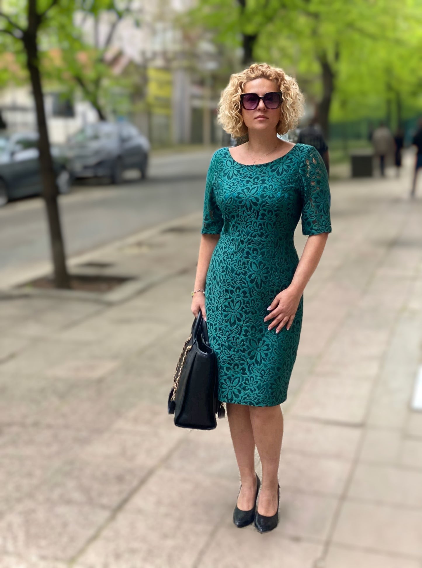 Елегантна рокля от дантела Emerald Grace